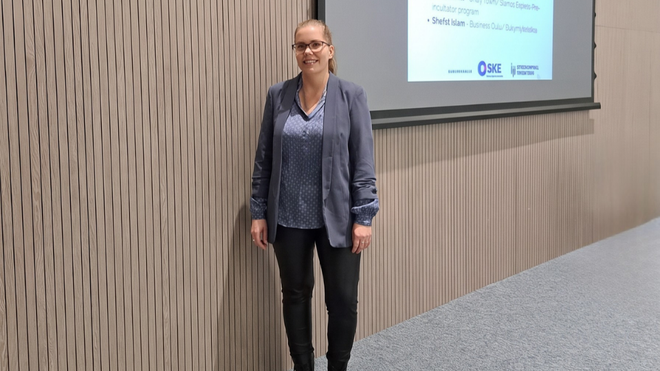 Maaret Peltoniemi puhujana BusinessOulun tilaisuudessa